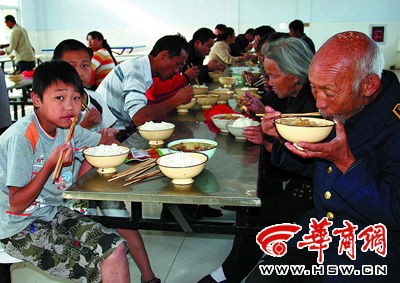 華陽古鎮受災安置點一日三餐全免費(圖)
