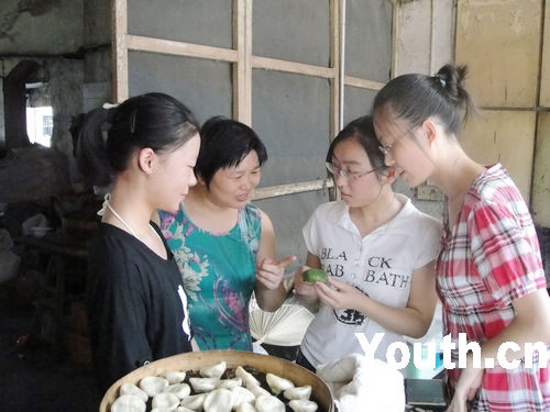店家為志願者講解青團子制作工藝