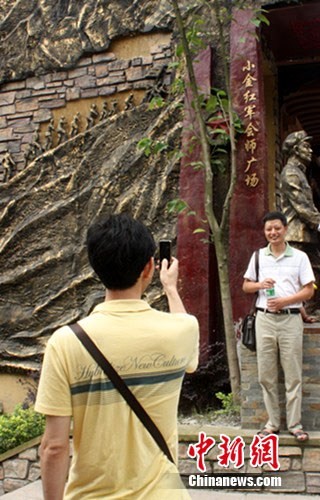 盡管游客銳減，但仍有不少人慕名來到水磨古鎮參觀游覽。徐楊祎 攝