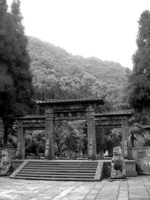 白馬泉入口處，四周青山，風光如畫