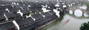 6月5日，龍舟駛過嘉興月河歷史街區，岸邊的群眾在觀看比賽。