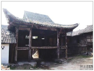 村裡的古戲台
