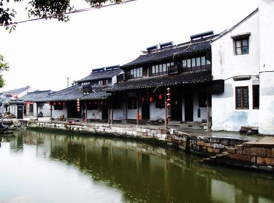 依河水而建的房屋白牆黑瓦煞是好看