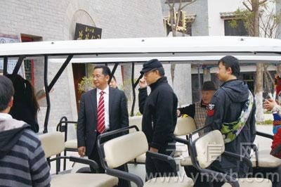丹增、姜文 現身彝人古鎮(圖)
