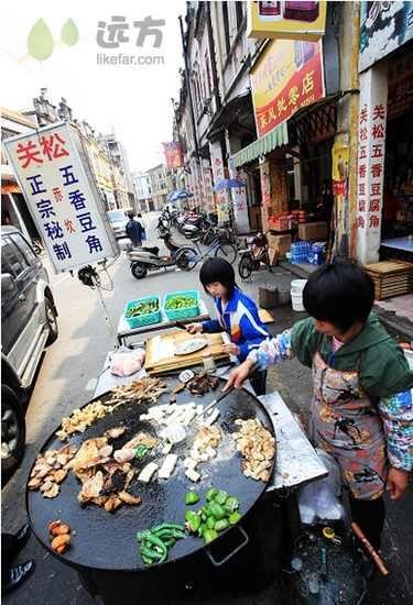 古鎮傳統小吃 作者：秋宇