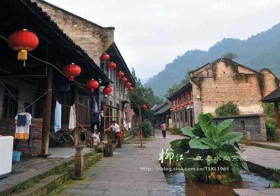 古鎮的居民開始進入一天的生活