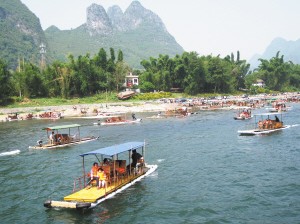舟行漓江入畫來 人游古鎮訪幽去(組圖)