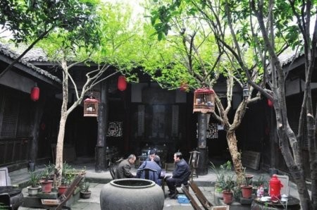 搬一把竹椅 在古鎮裡的古樹下，讓心清涼