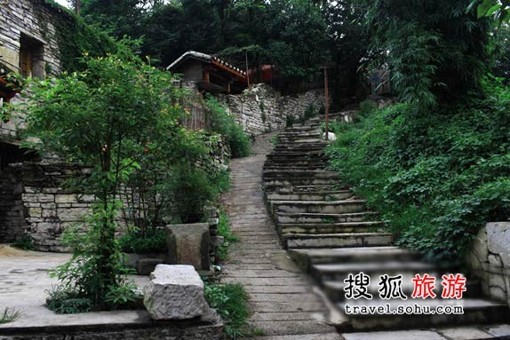 相對其他知名的古鎮，青巖保留了更多本土的味道