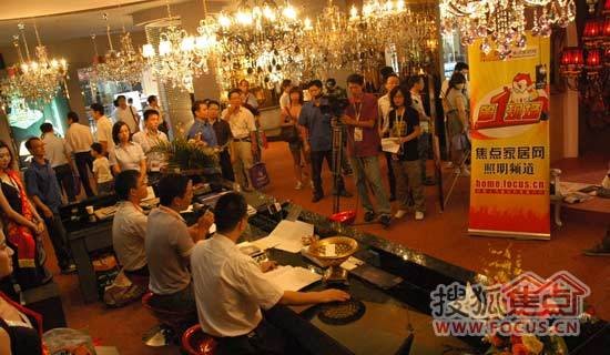 燈博會上富興集團展廳內人頭湧動，圖為媒體采訪富興高層。