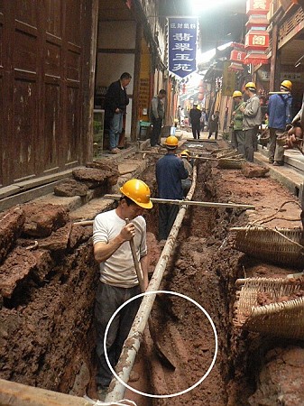 中山古鎮挖出石槽  施工人員疑為古下水道 （圖）