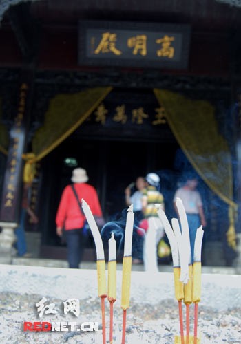 古鎮裡寺廟林立，香火旺盛。